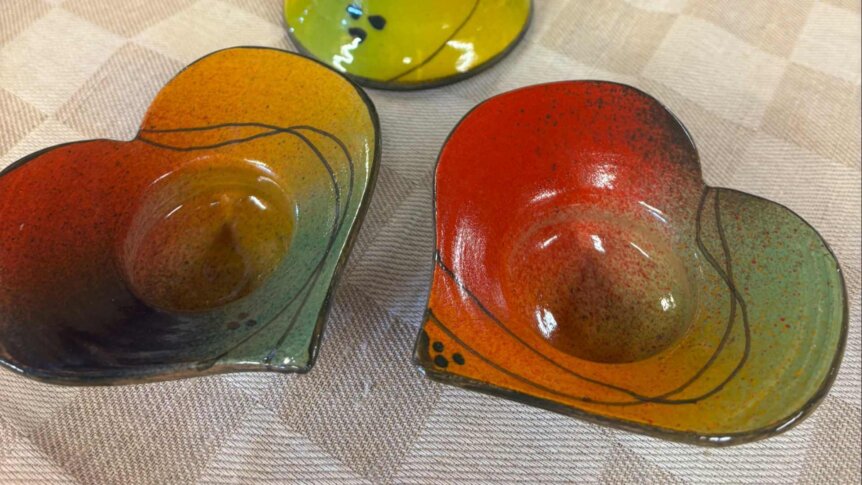 Hjerteformede skåler i fargerik glasur, perfekt for dekorasjon eller servering av småretter.