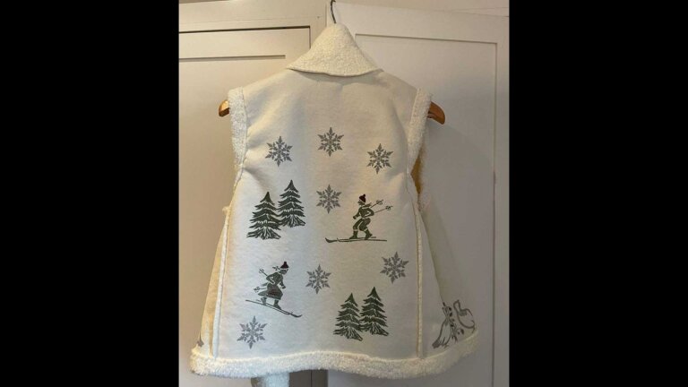 Vinterlig vest med skikjører og snøfnugg, perfekt for kalde dager. Tykk og koselig design for varme og stil.