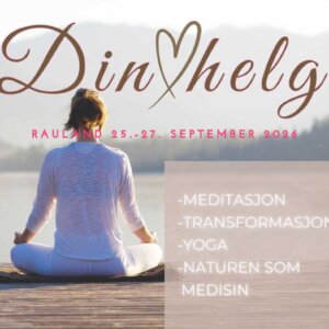Alt-tekst: En kvinne mediterer ved en innsjø i Rauland, omgitt av natur på en helg for meditasjon og yoga.