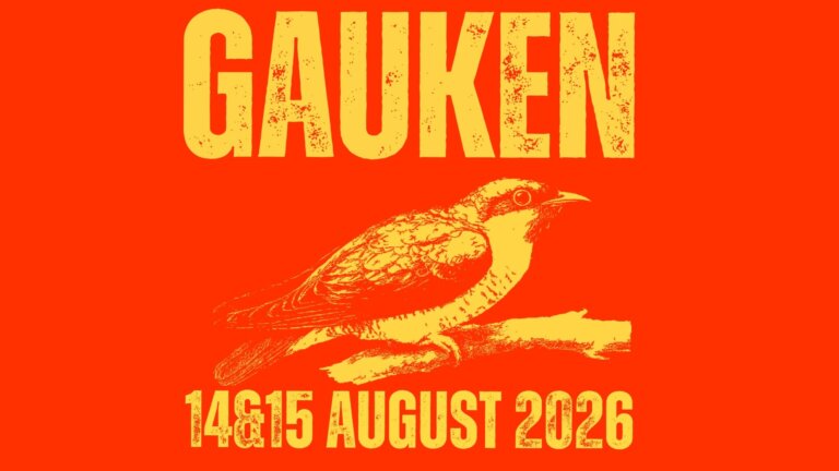 Alt tekst: Gaukens festivalplakat med fugl, datoene 14&15 august 2026 i gule bokstaver på rød bakgrunn.