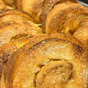 Nydelige kanelboller dekket med sukker, perfekt for en søt pause eller dessert.