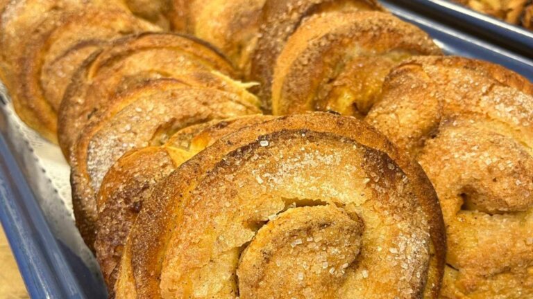 Nydelige kanelboller dekket med sukker, perfekt for en søt pause eller dessert.